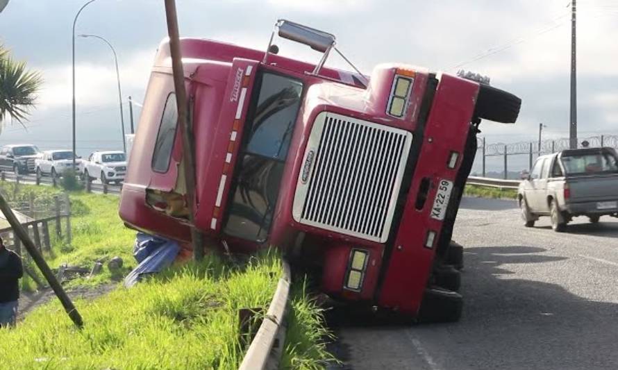 Un camión de carga volcó en el ingreso sur a Ancud