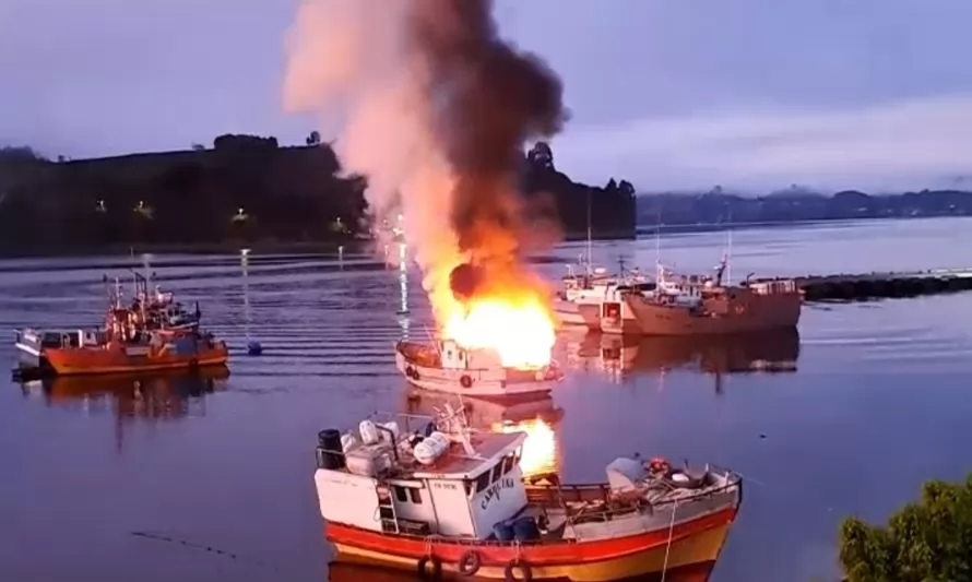 Incendio afectó lancha motor en canal Dalcahue