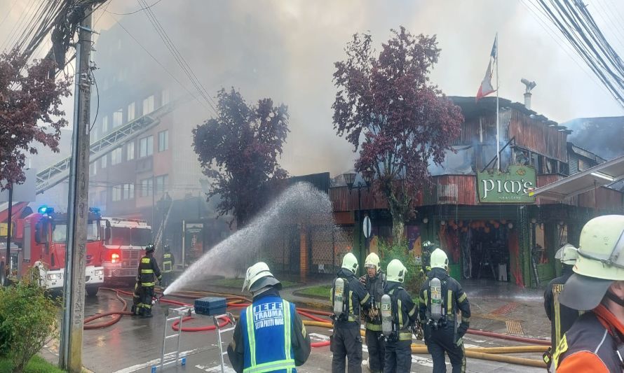 Un balón de gas habría originado el incendio que destruyó el conocido local Pims ubicado en el centro de Puerto Varas