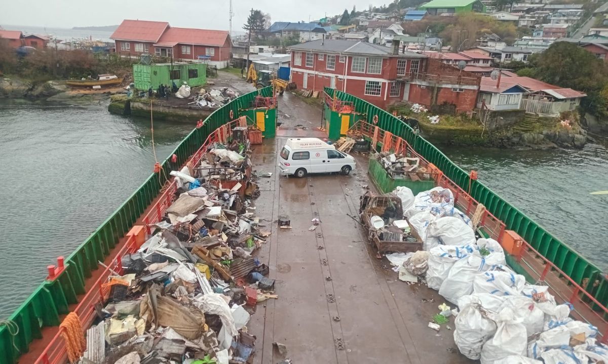 Grupos de empresas Skorpios y Aquachile retiraron 200 kilos de residuos metálicos desde Puerto Aguirre