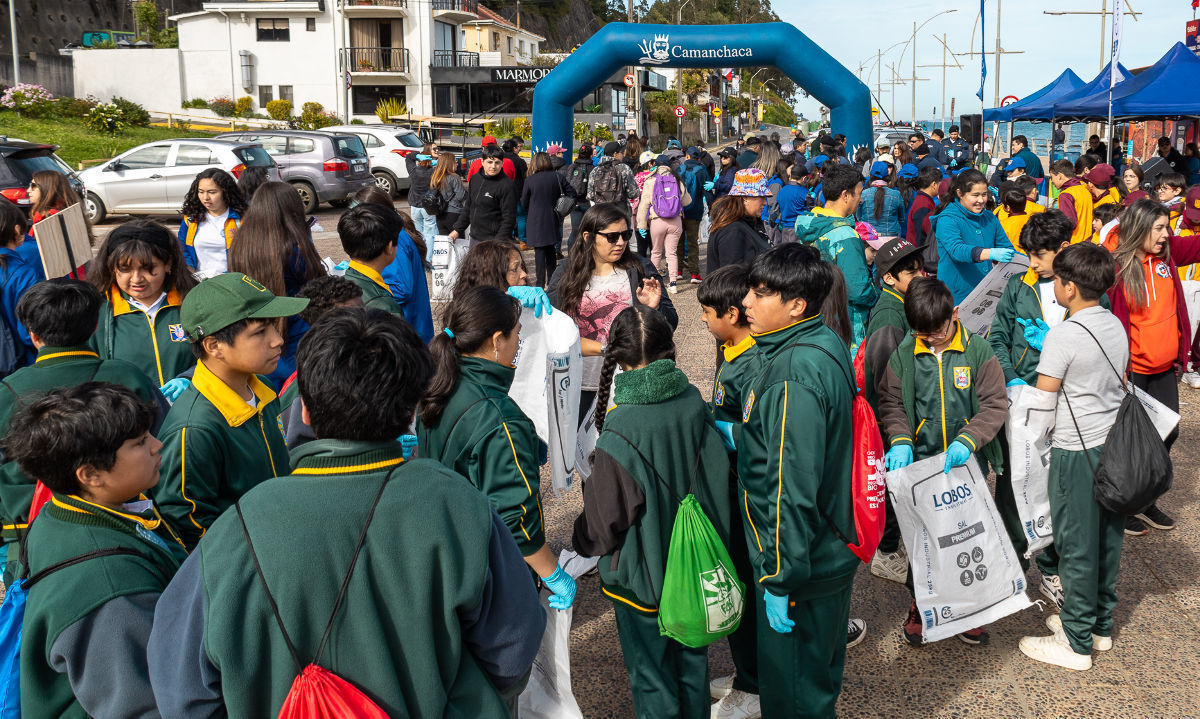 Camanchaca refuerza compromiso con las comunidades y el medioambiente en jornadas de limpieza de playas a lo largo de Chile