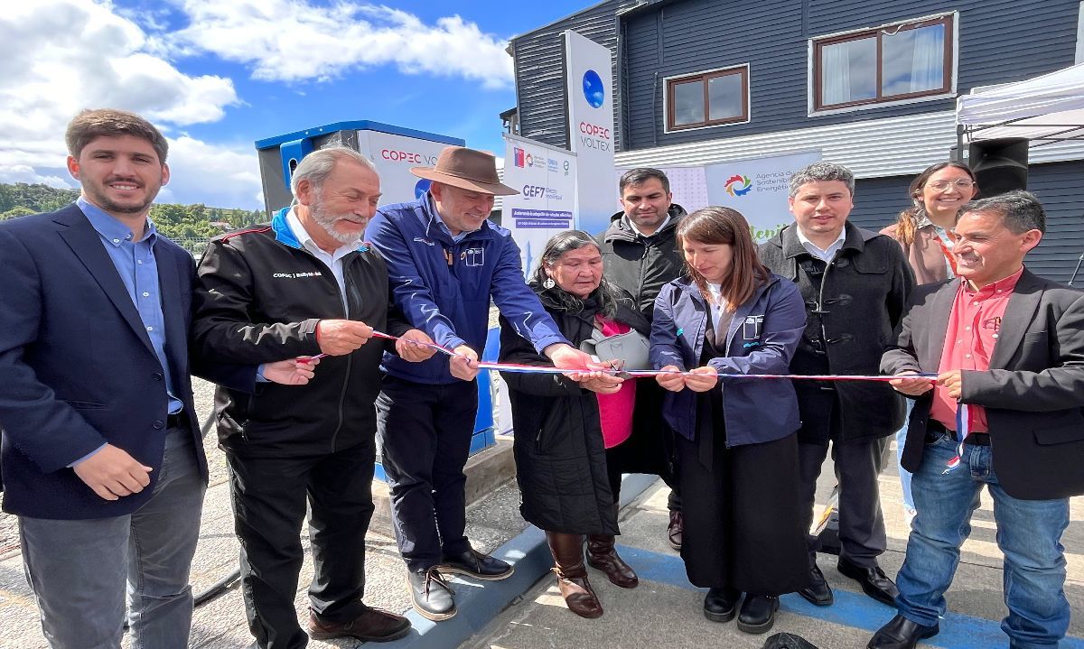 Entregaron el primer colectivo eléctrico de la región a una mujer e inauguraron el punto de carga rápida