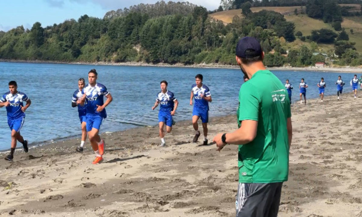 Deportes Puerto Montt entrenó en Isla Tenglo